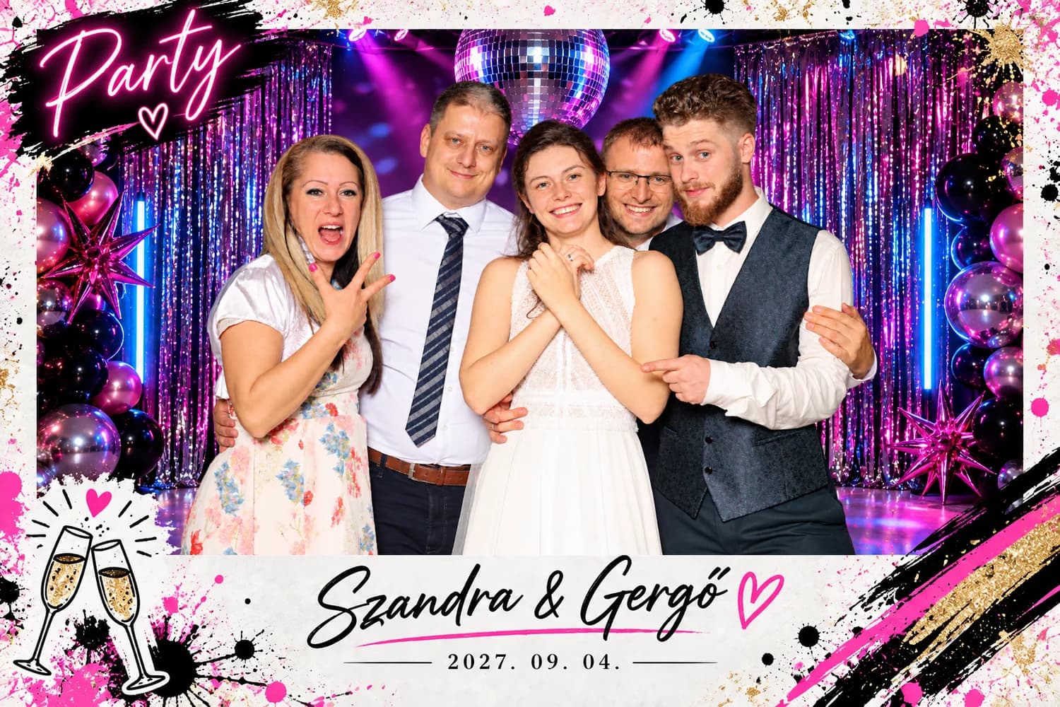 Csoportkép a fotóboxban, kerettel: neon party keret